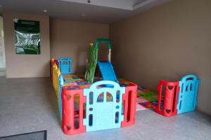 una sala de juegos para niños con mesa y sillas en Bacup Studio Apartment @Galeri Ciumbuleuit en Bandung