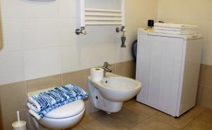 un piccolo bagno con servizi igienici e lavandino di Perfect apartment Como a Como