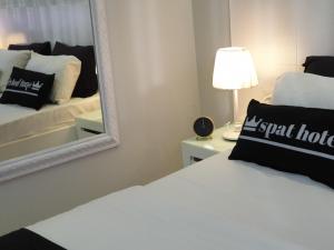 Habitación de hotel con cama y espejo en Spat Beach en Bat Yam
