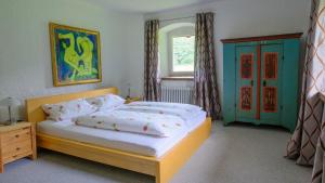 a bedroom with a bed and a window at Fewo Schächtelschleif in Waldmünchen
