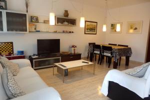 a living room with a couch and a table at MEDDAYS CHALET EUCALIPTUS 6 in Miami Platja