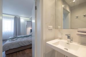 Kopalnica v nastanitvi Vitosha Boulevard Three Bedroom Two Bathroom Lux Suite