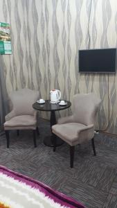 una mesa con 2 sillas y una mesa con una taza en AZPETROL HOTEL GAZAX, en Qazax