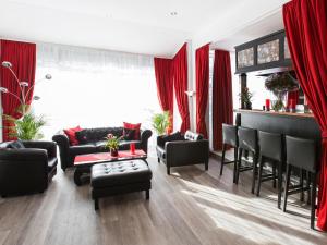 Ein Sitzbereich in der Unterkunft DORMERO Hotel München-Kirchheim Messe