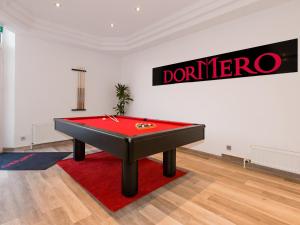 Ein Billardtisch in der Unterkunft DORMERO Hotel München-Kirchheim Messe