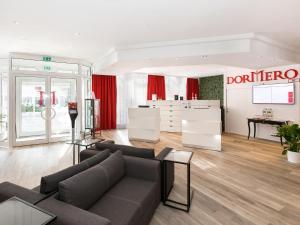 Ein Sitzbereich in der Unterkunft DORMERO Hotel München-Kirchheim Messe