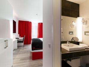 Ein Bett oder Betten in einem Zimmer der Unterkunft DORMERO Hotel München-Kirchheim Messe
