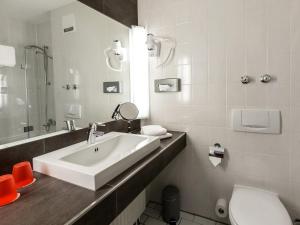 Ein Badezimmer in der Unterkunft DORMERO Hotel München-Kirchheim Messe