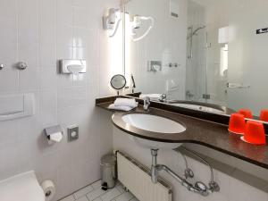 Ein Badezimmer in der Unterkunft DORMERO Hotel München-Kirchheim Messe