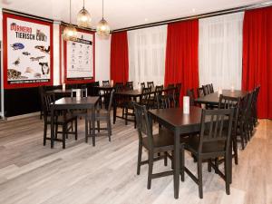 Ein Restaurant oder anderes Speiselokal in der Unterkunft DORMERO Hotel München-Kirchheim Messe 