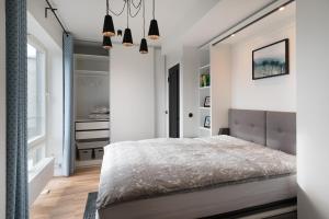 Postel nebo postele na pokoji v ubytování City Terrace Apartment Avangard - Large private roof terrace