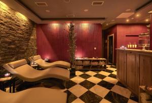 A seating area at Alachi Hotel