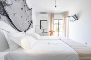 Säng eller sängar i ett rum på Altura Inn Terrace