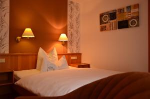 Postel nebo postele na pokoji v ubytování Hotel Quellenhof
