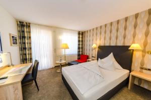 Postel nebo postele na pokoji v ubytování Hotel Quellenhof