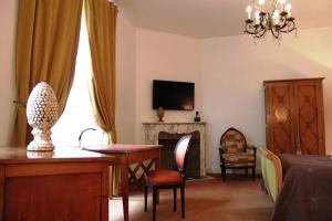 TV a/nebo společenská místnost v ubytování Résidence et Chambres d'Hôtes de La Porte d'Arras