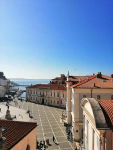 Blick auf eine Stadtstraße mit Gebäuden und das Meer in der Unterkunft Apartments Pyros in Piran