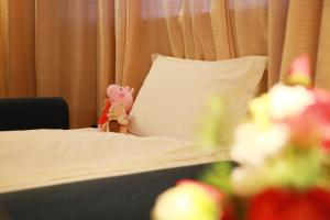 Postel nebo postele na pokoji v ubytování Jinglun Hotel Beijing