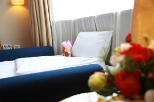 Postel nebo postele na pokoji v ubytování Jinglun Hotel Beijing