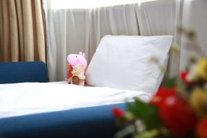 Postel nebo postele na pokoji v ubytování Jinglun Hotel Beijing