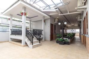 um átrio com escadas e plantas num edifício em SUPER OYO 456 Aljadid Guest House Syariah em Medan