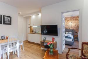 Televízia a/alebo spoločenská miestnosť v ubytovaní Central Apartments Piwna