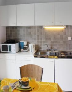 Nhà bếp/bếp nhỏ tại SelfCheckIn - Apartman Vlašić - Vodice - Parking - Wi-Fi