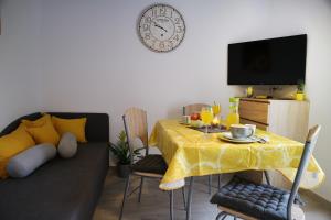 TV/trung tâm giải trí tại SelfCheckIn - Apartman Vlašić - Vodice - Parking - Wi-Fi +11 ảnh