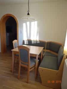 comedor con mesa y sillas en Ferienwohnungen Resch en Eckberg