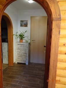 an archway leading into a room with a door at Ferienwohnungen Resch in Eckberg +1 photo
