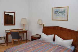 Un pat sau paturi într-o cameră la Weinkeller Wölk