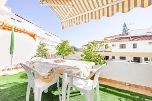 アルトゥーラにあるAltura Inn Terraceの白いテーブルと椅子付きのバルコニー