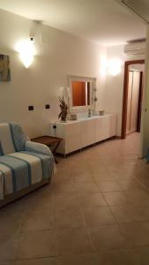 1 dormitorio con 1 cama y baño con lavamanos en residenza " Verde Blu ", en Capoliveri