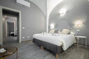 a bedroom with a large bed in a room at La Lu cozy rooms in Pisa