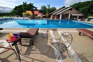 - une piscine avec des chaises, une table et une table de pique-nique dans l'établissement Baan Kung Kang De Pai, à Pai
