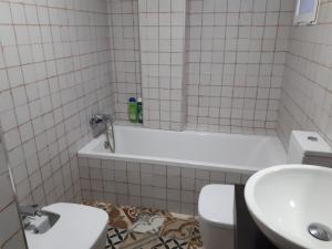 Et badeværelse på Amplio apartamento en centro histórico + 13 billeder