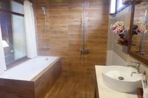 Koupelna v ubytování Sengahloune Resort