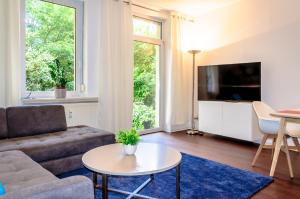 - un salon avec un canapé et une table dans l'établissement Tarata Wohnung, à Halle-sur-Saale