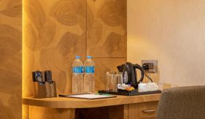 Příslušenství pro přípravu čaje a kávy v ubytování Hotel ARJUNAA