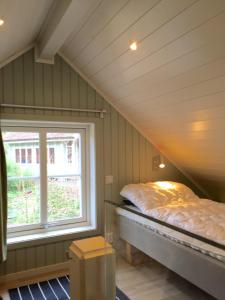 
Säng eller sängar i ett rum på Sandvikengården Stugby
