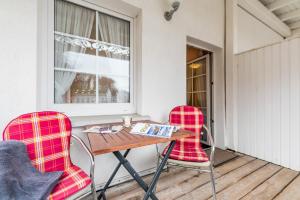 una mesa y sillas en un porche con ventana en Hotel Granitz, en Binz