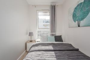 a bedroom with a bed and a window at Chill Apartments Mokotów Business Center in Warsaw
