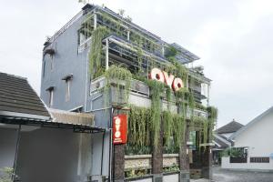 a building with plants on the side of it at OYO 444 Rafitha Homestay in Yogyakarta