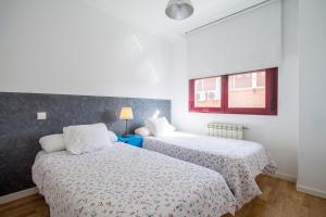 a bedroom with two beds and a window at Apartamento Green City Deco in Madrid