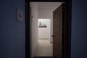 un couloir vide avec une porte dans une chambre dans l'établissement 6th Land - Rent Rooms Affittacamere, à La Spezia
