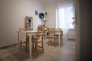 - une cuisine et une salle à manger avec une table et des chaises dans l'établissement 6th Land - Rent Rooms Affittacamere, à La Spezia
