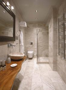La grande salle de bains est pourvue d'un lavabo et d'une douche. dans l'établissement Manici Kasri, à Küçükkuyu
