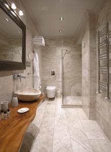 a large bathroom with a sink and a shower at Manici Kasri in Kucukkuyu