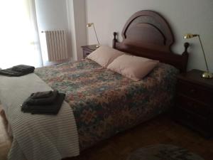 ログローニョにあるApartamento Ayuntamientoのベッドルーム1室(毛布、ランプ付)