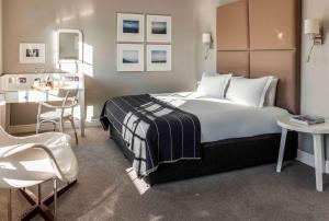 Postel nebo postele na pokoji v ubytování The Crown Hotel